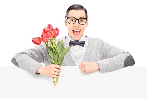 Feliz masculino segurando flores — Fotografia de Stock