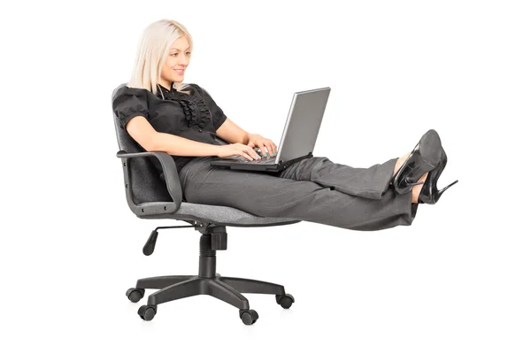 Woman working on laptop — Stock Photo, Image