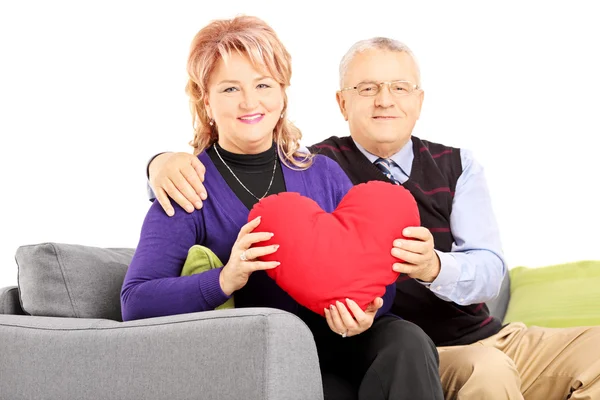 Esposa y marido sosteniendo el corazón rojo — Foto de Stock