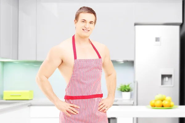 Cuisinière masculine avec tablier — Photo