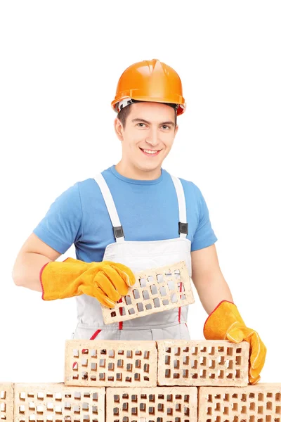 Manual worker building brick wall — Stock Photo, Image