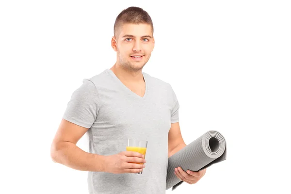 Masculino segurando vidro de suco — Fotografia de Stock