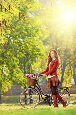 genç kadın, bir parkta rahatlatıcı Bisiklet