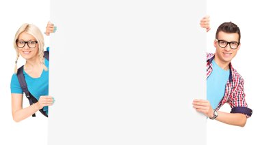 kadın ve erkek öğrencilerin panelin arkasında