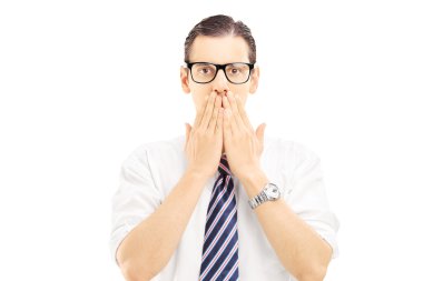 adam eliyle ağzını üzerinde,