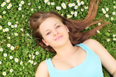 kadın papatya ile çim üzerinde yalan