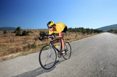 bisikletçi binicilik bisiklet yolu üzerinde