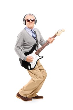 Olgun adam gitar çalmak