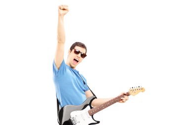 adam bir elektro gitar çalmak