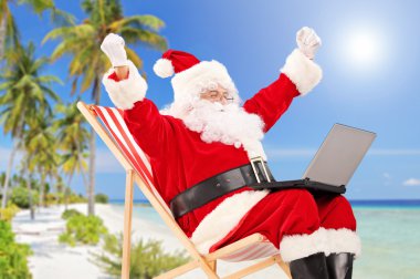 dizüstü bilgisayar ile oturup Noel Baba