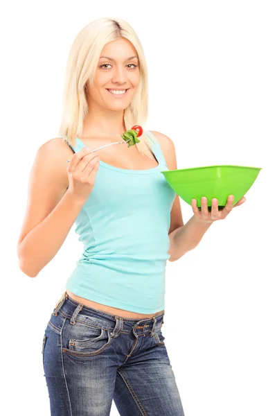 Jovem mulher comendo salada — Fotografia de Stock