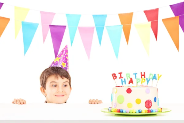 Jongen op zoek cake van de kindverjaardag — Stockfoto