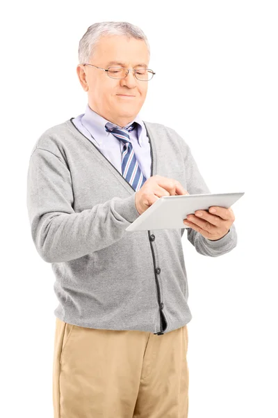 Senior gentleman werken op een Tablet PC — Stockfoto