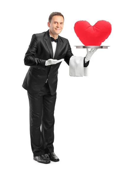Butler drží tác s tvarem srdce — Stock fotografie