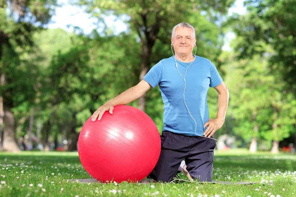 Esercizio maschile con palla pilates — Foto Stock