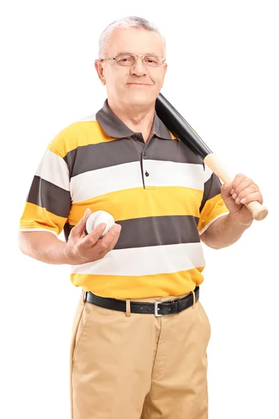 Hombre sosteniendo bate de béisbol y pelota — Foto de Stock