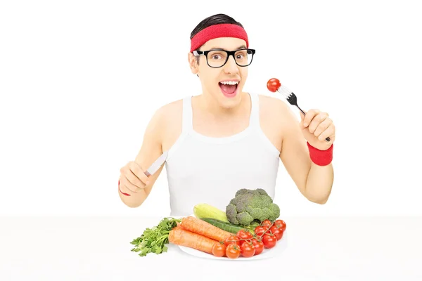 Mann mit Brille isst Gemüse — Stockfoto