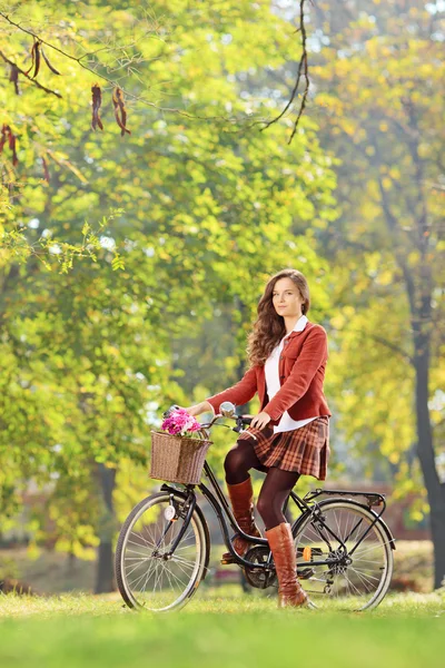 Schöne Frau auf dem Fahrrad — Stockfoto
