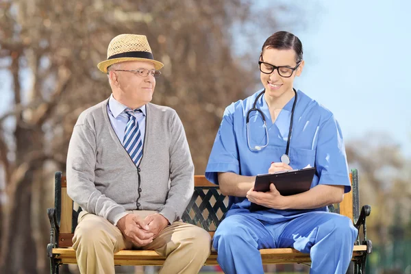 Hombre y médico en el parque — Foto de Stock