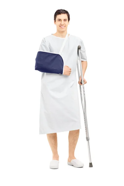 Mannelijke patiënt met gebroken arm — Stockfoto