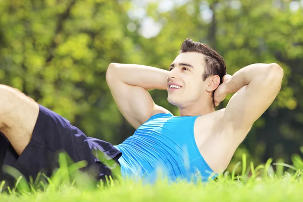 Atleta di sesso maschile che si esercita in un parco — Foto Stock