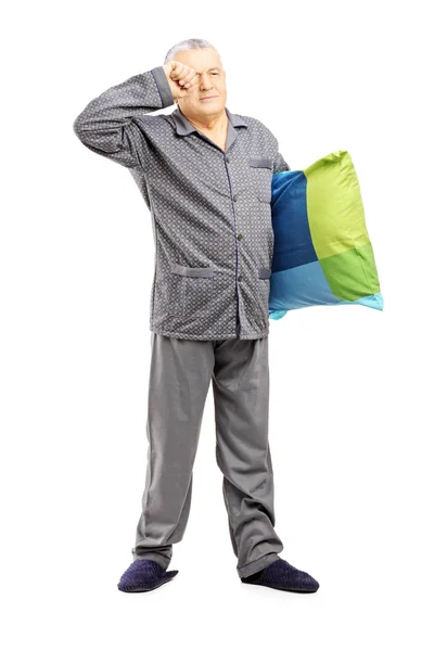 Ospalý muž v pyžamu drží polštář — Stockfoto