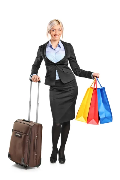 Femme d'affaires tenant des sacs à provisions — Photo