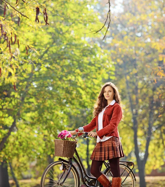 Mujer con su bicicleta — Foto de Stock