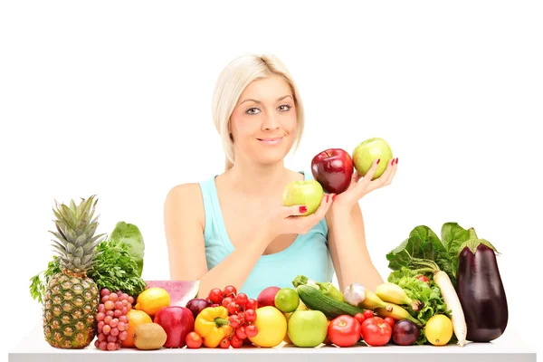 Mujer sosteniendo manzanas — Foto de Stock