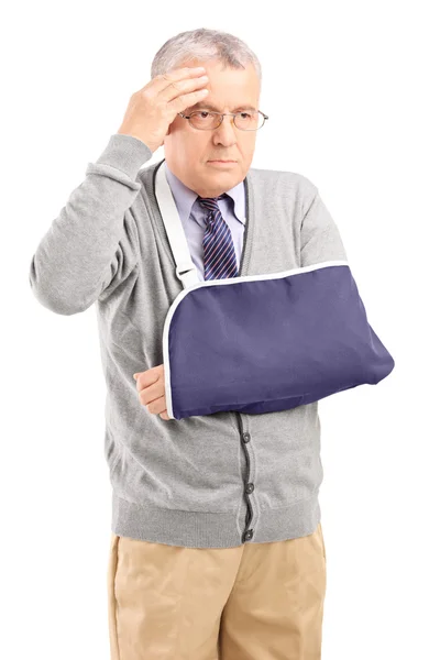 Mann mit gebrochenem Arm — Stockfoto