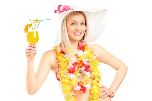 Vrouw gekleed in hawaiian kostuum — Stockfoto