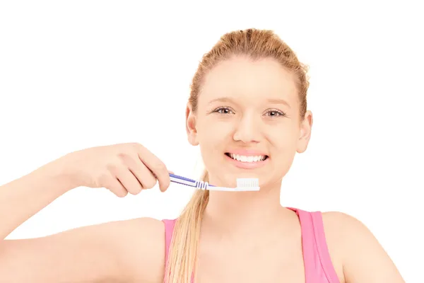 Seorang wanita pirang cantik menggosok giginya — Stok Foto