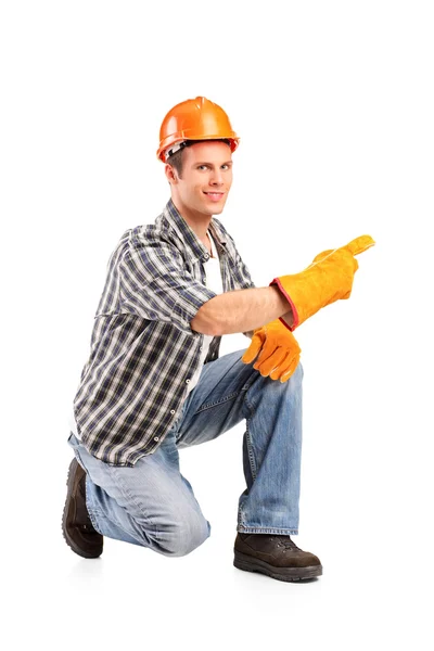 Un trabajador confiado y sonriente posando — Foto de Stock