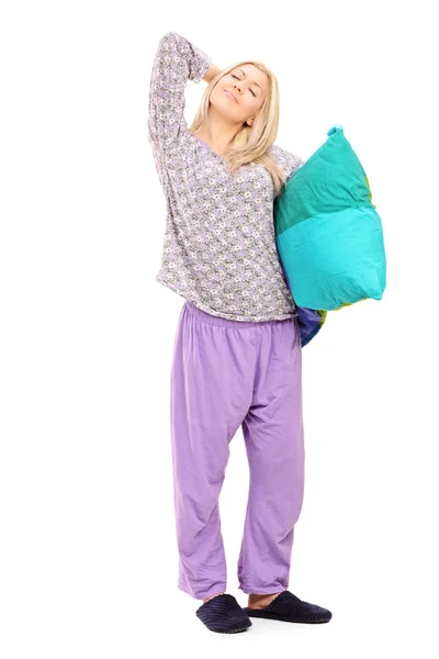 Mulher de pijama segurando uma almofada — Fotografia de Stock