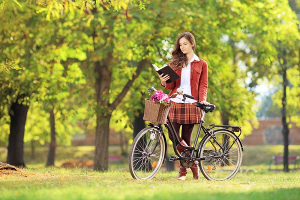 Frau mit Fahrrad in einem Park — Stockfoto