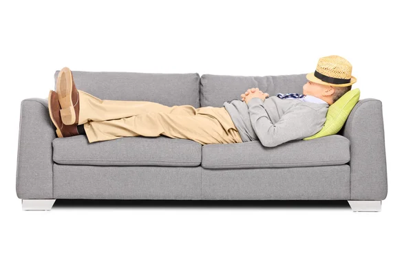 Dojrzały człowiek śpi na kanapie — Zdjęcie stockowe