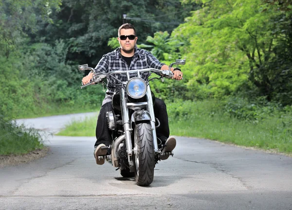 Man riding chopper on road — Stock Photo, Image