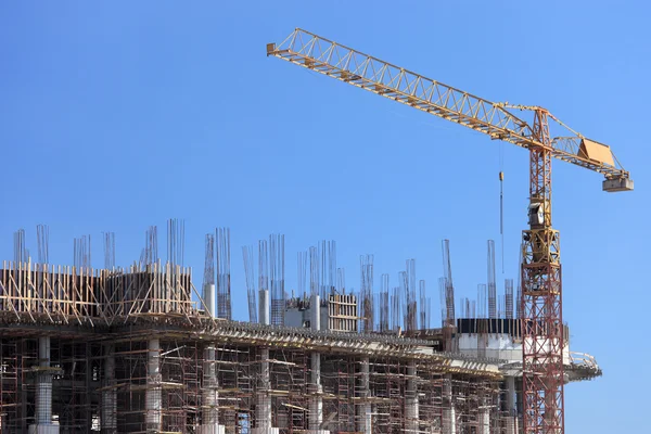 Crane over building — Stock Photo, Image