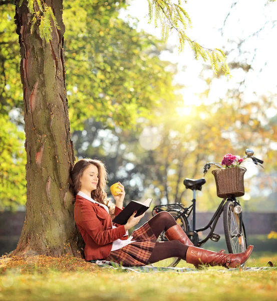 Kobieta w parku czytanie książki — Zdjęcie stockowe
