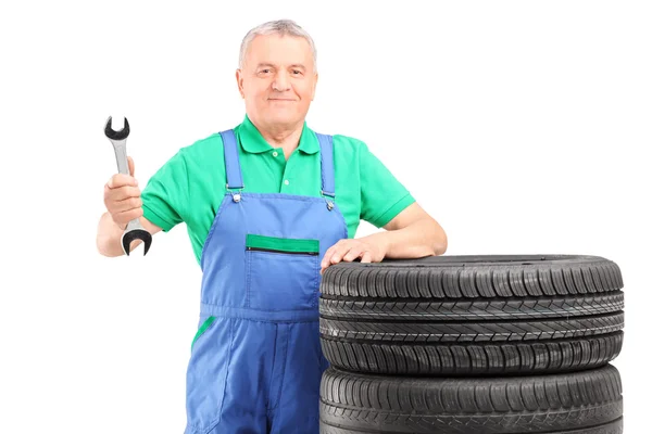 Reifer Mechaniker hält Schraubenschlüssel — Stockfoto