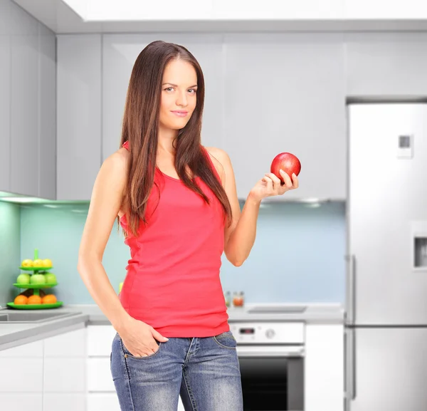 Jeune femme dans la cuisine — Photo