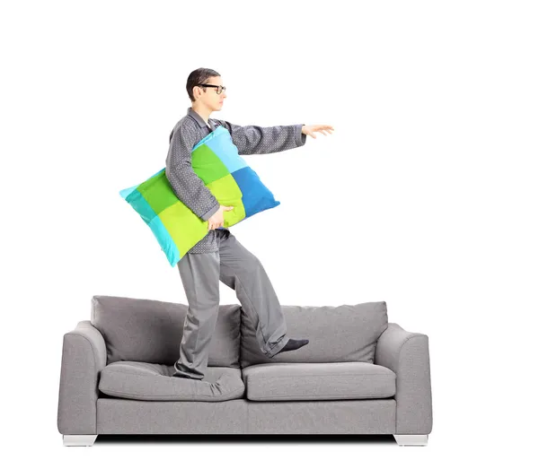 Ragazzo in pigiama sonnambulismo sul divano — Foto Stock