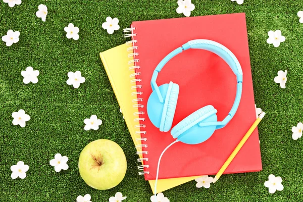 Livros, fones de ouvido e maçã — Fotografia de Stock
