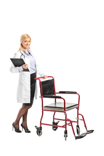 Enfermeira segurando prancheta — Fotografia de Stock