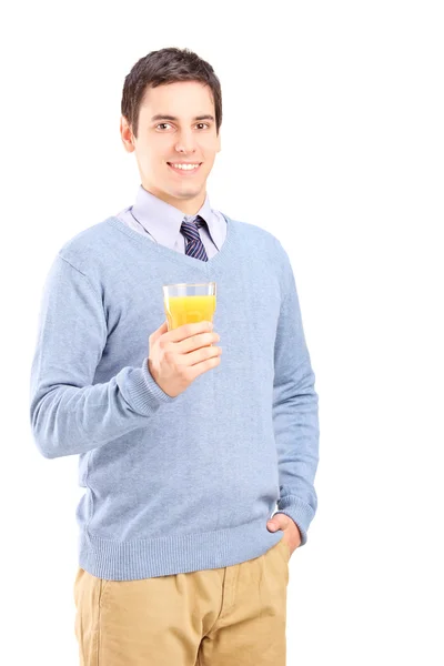 Человек держит стакан апельсинового сока — стоковое фото