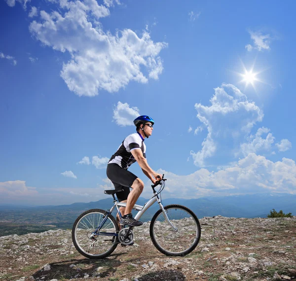 Biker biking mountain bike — Stock Photo, Image