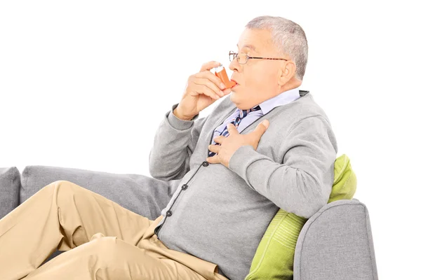Mann nimmt Asthma-Behandlung mit Inhalator — Stockfoto