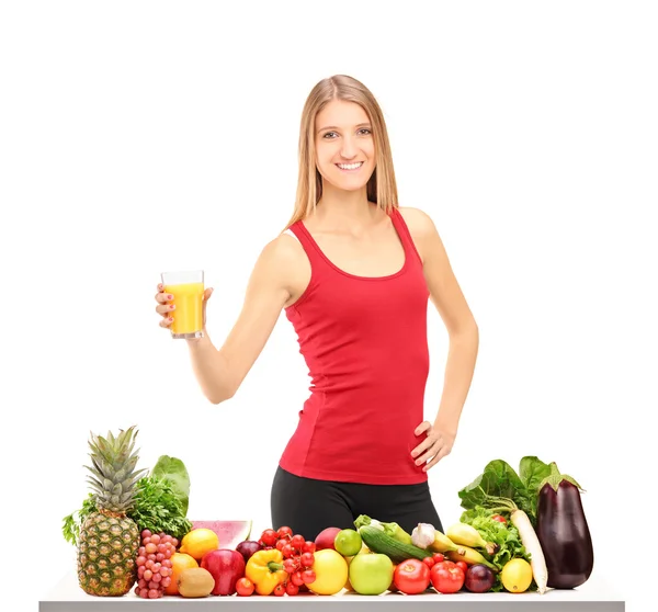 Atleta feminina refrescante com suco — Fotografia de Stock