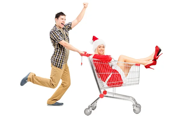 Cara empurrando mulher no carrinho de compras — Fotografia de Stock