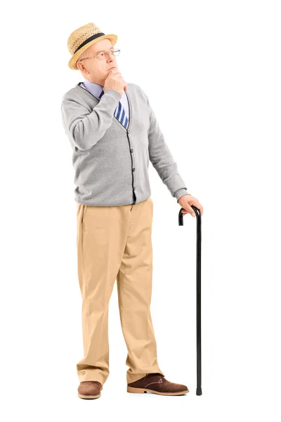 Twijfelachtig senior man met riet — Stockfoto